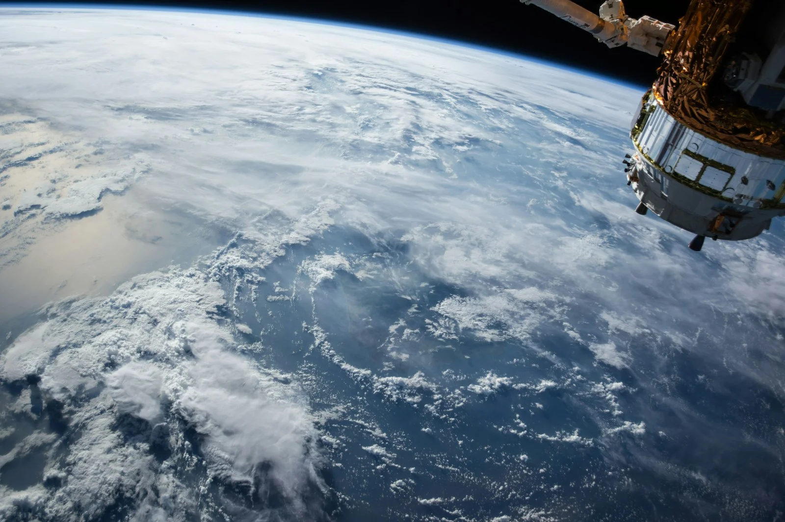 Vista de la Tierra desde el espacio, fotografía ilustrativa de conectividad satelital