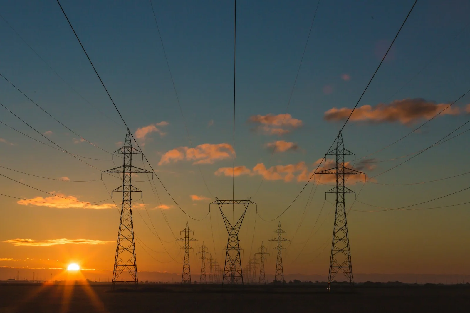 Infraestructura de energía al atardecer, imagen ilustrativa